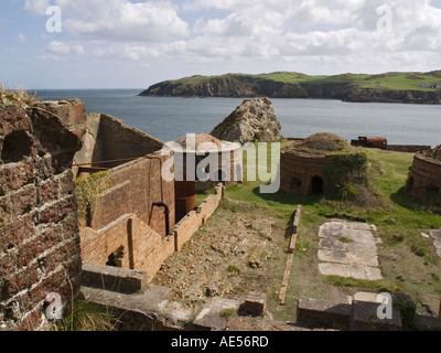 Rovinato resti di Porth Wen 'Il Porto bianco' laterizi in AONB sul nord Anglesey costa. Isola di Anglesey North Wales UK Foto Stock