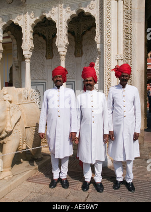 La città di Jaipur Palace - tre soldati di guardia in piedi indossando smart bianco uniforme con turbante rosso nella città sul cortile del palazzo Foto Stock