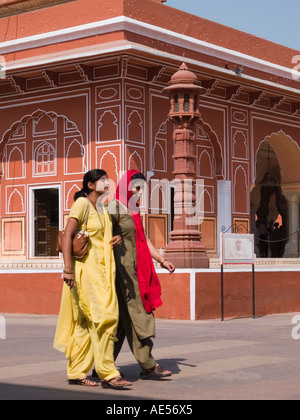 La città di Jaipur Palace - Asian signori turisti in abito tradizionale da Diwan I Khas o sala di udienza privata nel cortile interno Foto Stock