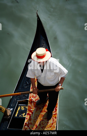 Gondoliere manzi gondola sul Canal Grande di Venezia, Italia Foto Stock