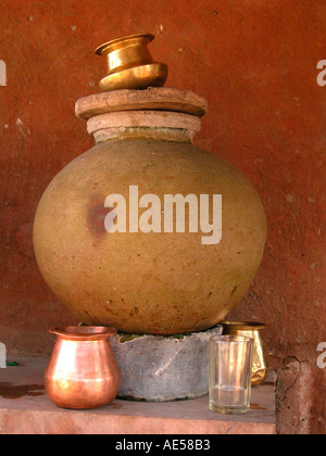 Una pentola di terra con occhiali in metallo India Rajasthan Foto Stock