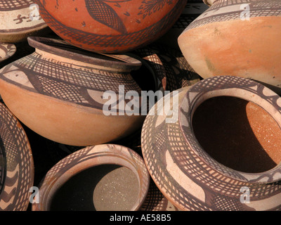 Decorate vasi di terracotta dopo cottura India Rajasthan Foto Stock