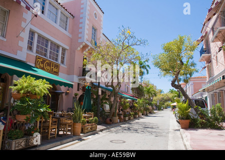 Ristoranti alberghi e negozi su Espanola Way, uno stile mediterraneo Street in South Beach Miami Foto Stock