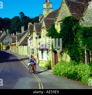 Village Street e cottages Castle Combe Cotswolds village Wiltshire, Inghilterra Foto Stock
