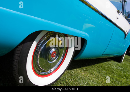 Lato di un turchese e bianco 1955 Ford Fairlane convertible auto classica con bordo rosso sui pneumatici whitewall e porta laterale Foto Stock