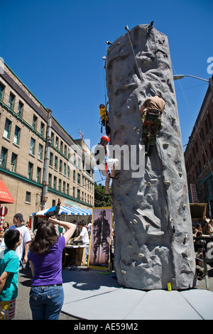 I ragazzi sul rock climbing presentano a US Army recruiting stand al quartiere internazionale quartiere street festival Seattle WA Foto Stock