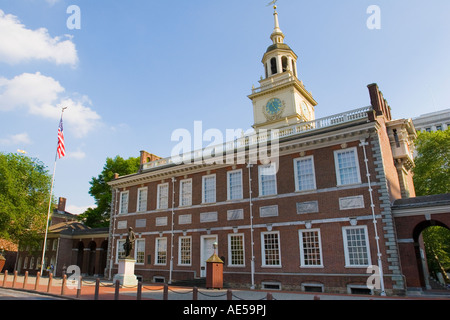 La parte anteriore della Independence Hall dove la dichiarazione di indipendenza è stata firmata nel quartiere storico di Filadelfia in Pennsylvania Foto Stock