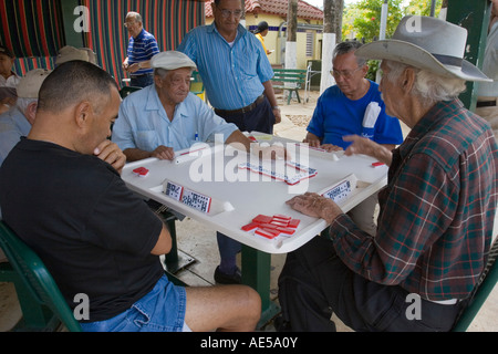 Quattro cubano-americana gli uomini che giocano a domino di Domino Club di Maximo Gomez Park sulla Calle Ocho in Little Havana Miami Florida Foto Stock