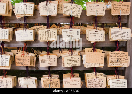 Righe di legno targhe votive - ema - con auguri e preghiere a Meiji Jingu a Tokyo Giappone Foto Stock