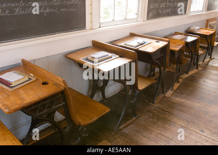 Aula in replica di 1800s era una stanza schoolhouse con bambini scrivanie lavagne e stufa a legna in Città Vecchia, Sacramento Foto Stock