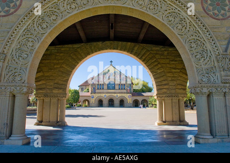 Elaborati in pietra arenaria ingresso ad arco a Stanford Quad quad principale e la chiesa commemorativa Foto Stock