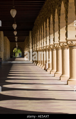 Portico lungo la Main Quad presso la Stanford University con le ombre proiettate da molte arcate in pietra arenaria e colonne Stanford in California Foto Stock