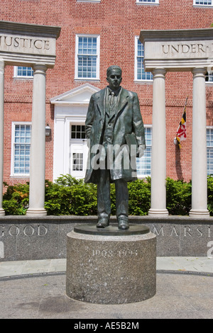 Statua di ex giudice della Corte suprema Thurgood Marshall in parte anteriore del Maryland statehouse edificio in Annapolis Foto Stock