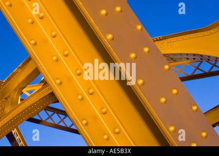 Abstract closeup di travi e travi metalliche del Tower Bridge contro un profondo blu del cielo al crepuscolo in Sacramento in California Foto Stock