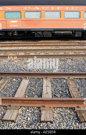 Pacifico Sud treno parcheggiato a Città vecchia stazione di Sacramento con il treno in tracce nella parte anteriore Foto Stock