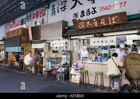 Piccolo ristorante bancarelle che serve la colazione Giapponese cibo ai clienti nella parte più esterna del mercato Il mercato del pesce di Tsukiji a Tokyo Giappone Foto Stock