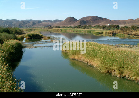 Sud Africa fiume Orange Noordoewer al confine con la Namibia Foto Stock