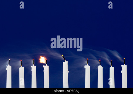 Candele viene espulsa da una raffica di aria con un ostinato candela brucia ancora e il fumo proveniente da altre candele Foto Stock