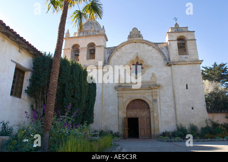 Cortile e ingresso anteriore del Carmel Mission Basilica - La missione di San Carlo Borromeo del Rio Carmelo in Carmel California Foto Stock