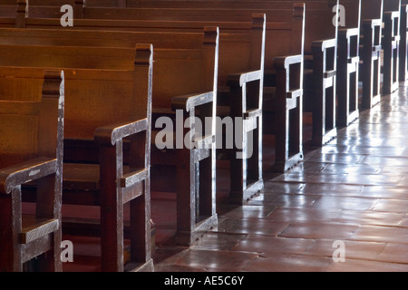 File di banchi in legno per il culto in Carmel Mission Basilica Chiesa Foto Stock