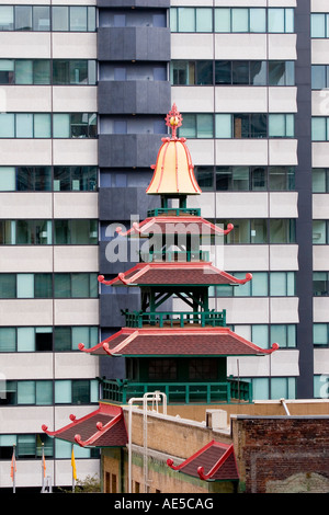 Architettura tradizionale della pagoda cinese in contrasto con la moderna architettura di edificio per uffici a Chinatown di San Francisco Foto Stock