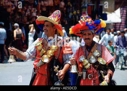 I venditori di acqua in vivaci costumi colorati in piazza Djemma El Fna a Marrakech in Marocco Foto Stock