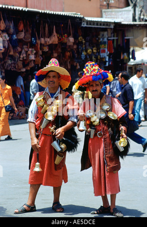 I venditori di acqua in vivaci costumi colorati in piazza Djemma El Fna a Marrakech in Marocco Foto Stock