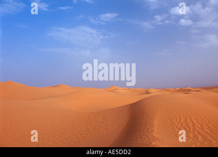 Il cielo blu e le dune di sabbia del deserto del Sahara in Marocco Foto Stock
