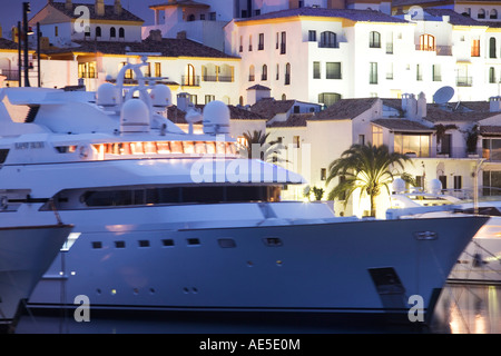 Puerto Banus con navi di lusso all'alba, Marbella, Andalusia, Spagna, Europa UE Foto Stock