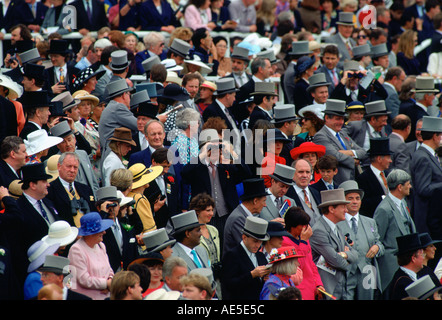 La Folla di racegoers sulla Derby giornata di gare di Epsom Surrey in Inghilterra Foto Stock