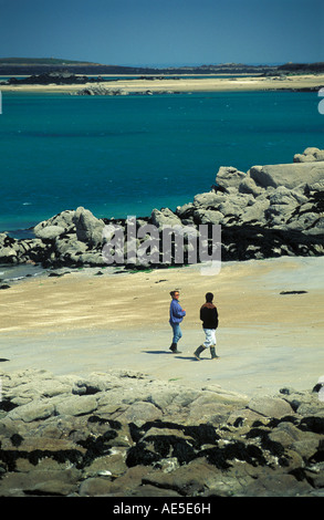 Francia Normandia Isola Chausey Basse Normandie i turisti a piedi la spiaggia di bassa marea vista laterale Foto Stock