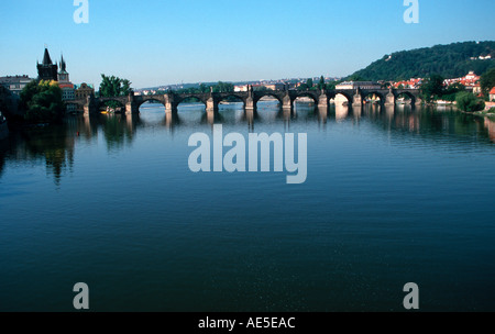 Praga e il fiume Vitava Moldau con Charles Bridge Czechien Repubblica Foto Stock