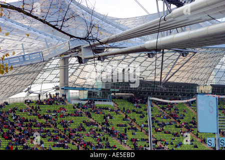 In attesa che il gioco per iniziare a stadio principale Parco Olimpico di Monaco di Baviera Baviera Germania Foto Stock