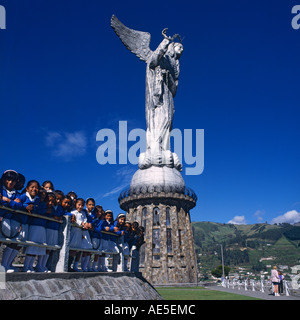 Statua di La Virgen de Quito presso El Panecillo Hill con la lineup di i giovani della scuola i bambini a ringhiere Quito Pichincha Ecuador Foto Stock