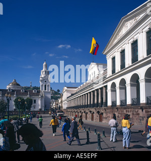 Persone in Piazza Indipendenza con Palace de Gobierno sulla destra e la torre della cattedrale in background Quito Pichincha Ecuador Foto Stock