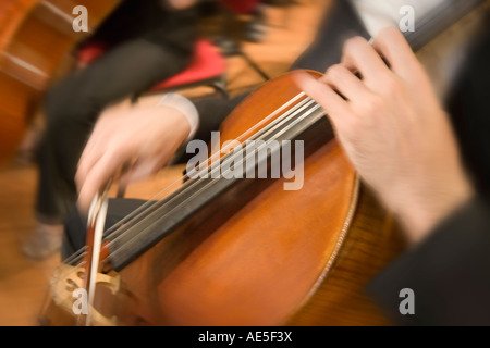 La musica classica Orchestra violoncellista giocando un violoncello durante un concerto Foto Stock