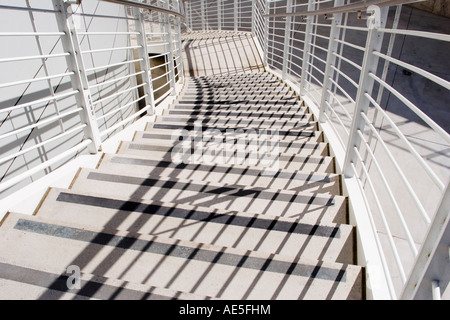 I passaggi esterni curva intorno all round edificio bianco con ombre che rendono pattern - Città di San Jose California Hall Foto Stock