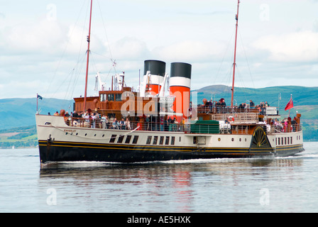 Battello a Vapore Waverley avvicinando Largs pier il Firth of Clyde, Scozia. Foto Stock