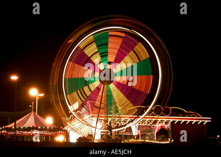 Luci colorate lungo raggi della ruota panoramica Ferris la filatura di notte a Santa Cruz Boardwalk California Foto Stock