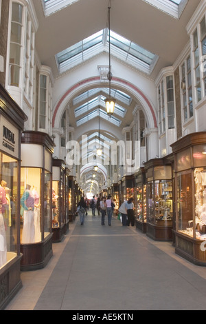 La gente di window shopping in affluent Burlington Arcade con finestra visualizza e alto soffitto ad archi London Inghilterra England Foto Stock