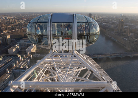 London Eye gondola affacciato sul Fiume Tamigi Westminster Hall e la skyline di Londra Inghilterra Foto Stock