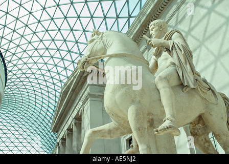 Romano statua in marmo di una gioventù a cavallo nel grande cortile del Museo Britannico London Inghilterra England Foto Stock