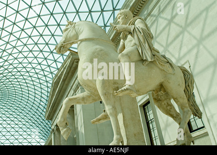 Romano statua in marmo di una gioventù a cavallo nel grande cortile del Museo Britannico London Inghilterra England Foto Stock