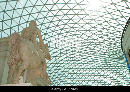 Romano statua in marmo di una gioventù a cavallo nel grande cortile del Museo Britannico London Inghilterra England Foto Stock