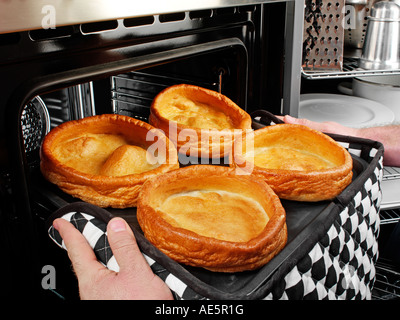 L'uomo gigante di cottura Yorkshire pudding Foto Stock