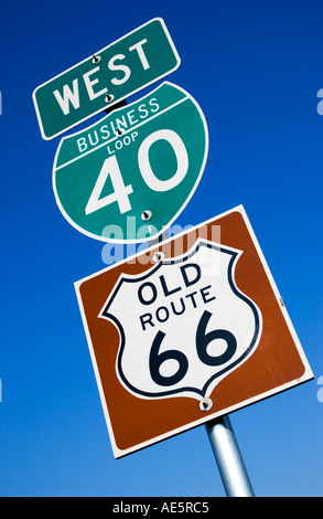 La storica Old Route 66 segna il cartello in Texas, USA, che segna il percorso iconico dell'autostrada attraverso lo Stato della stella solitaria. Foto Stock