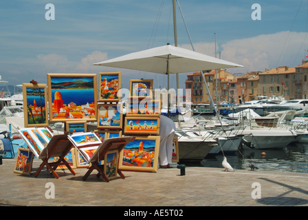 St Tropez waterfront artista display business stallo con illustrazione delle foto per la vendita sul waterside marciapiede Cote d Azur Riviera francese nel Sud della Francia Foto Stock