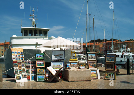 St Tropez paesaggio urbano sul lungomare artista visualizza le foto per la vendita su un marciapiede Cote d Azur Riviera francese nel Sud della Francia Foto Stock