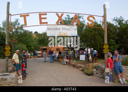 I turisti si fermano al cartello di benvenuto del Texas nel Palo duro Canyon State Park, Amarillo, Texas, Stati Uniti. Foto Stock