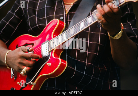 BIG Bill Morganfield diapositiva suona la chitarra come suo padre le acque fangose MONTEREY BAY BLUES FESTIVAL CALIFORNIA Foto Stock